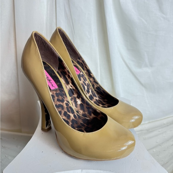 Vintage Y2K Betsey Johnson cream tan pumps heels - Picture 1 of 8
